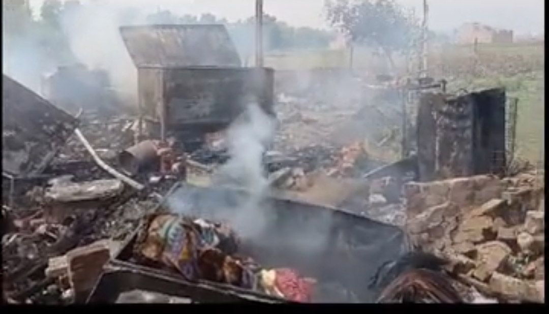 Three slums burnt down due to short circuit, avoid loss of life